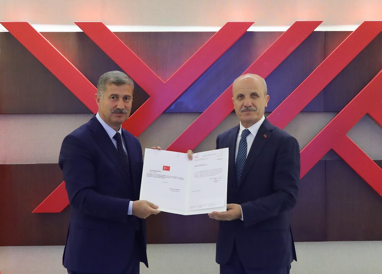 aicu-rektoru-prof-dr-ilhami-gulcin-rektorluk-mazbatasini-aldi