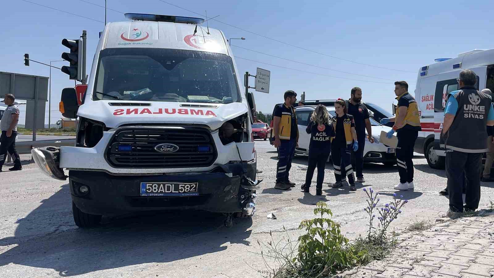 ambulans-ile-otomobil-kavsakta-carpisti-5-yarali