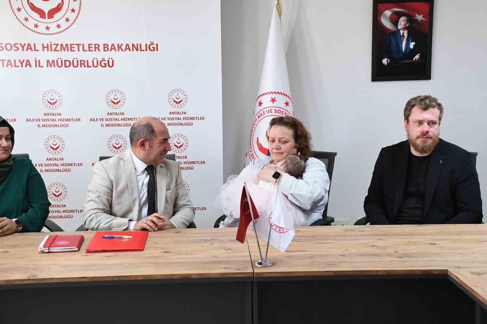 antalya-havalimaninda-dogan-ve-tuvalete-birakilan-bebek-rus-yetkililere-teslim-edildi