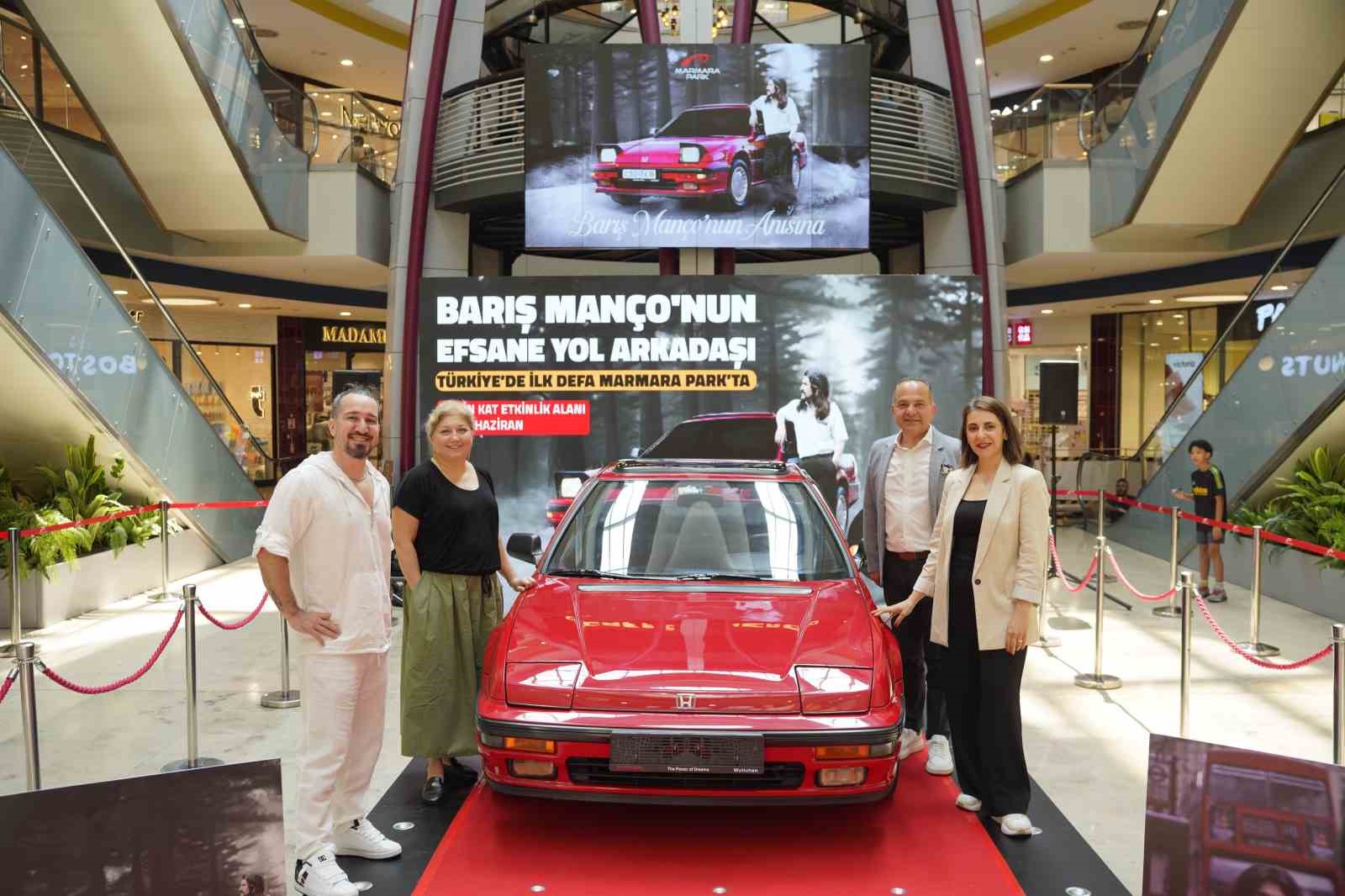 baris-manconun-kirmizi-spor-otomobili-ziyaretcileriyle-bulustu