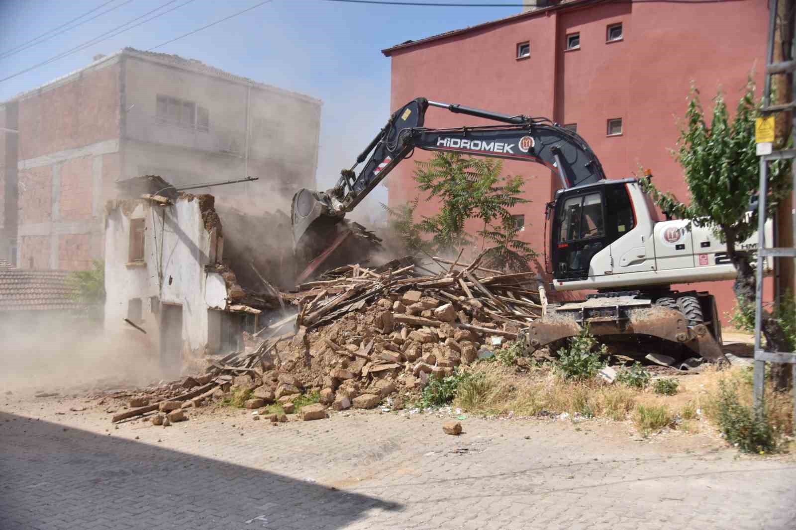 bilecikte-metruk-binalar-yikiliyor