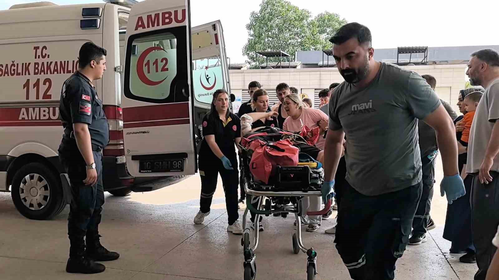 bursada-otomobile-carpan-motosikletliler-agir-yaralandi