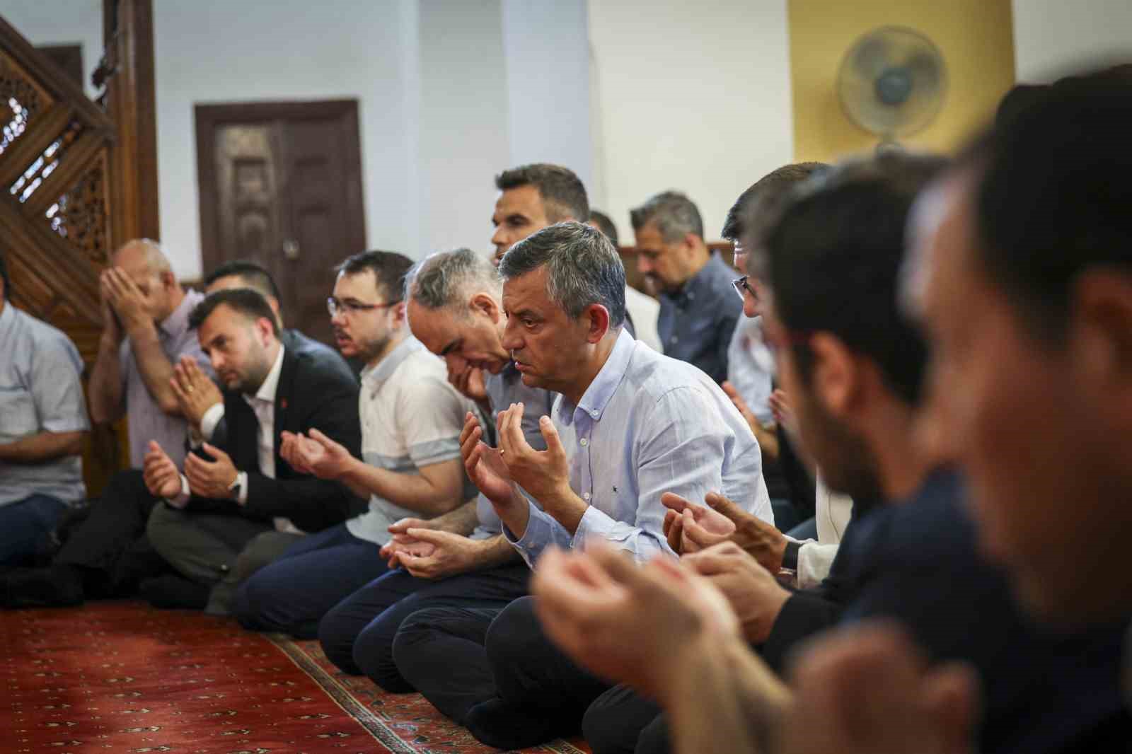 chp-genel-baskani-ozel-baskan-zeyrek-icin-duzenlenen-mevlide-katildi