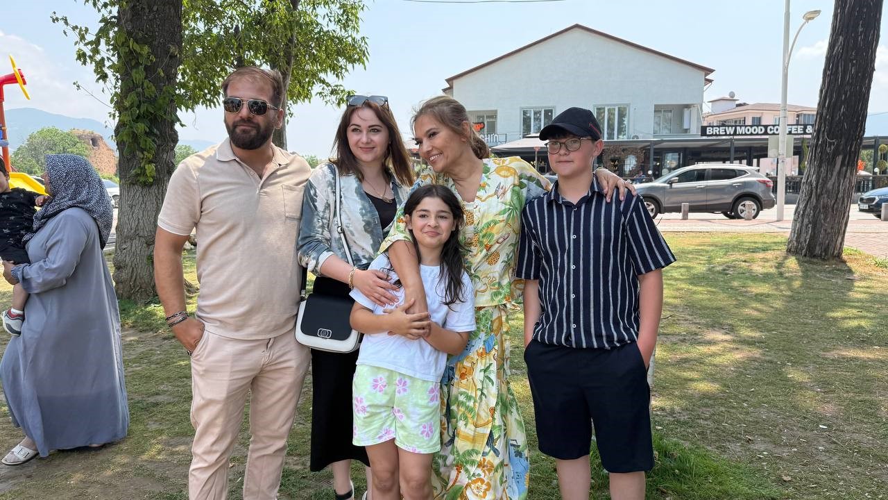 demet-akalindan-minik-hayranina-jest