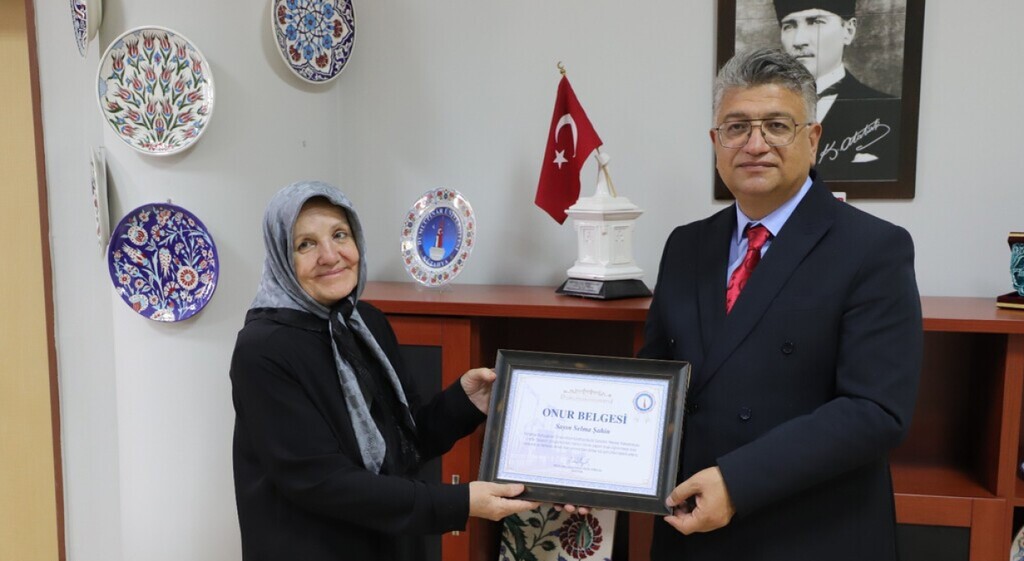 dpu-rektoru-kiziltopraktan-72-yasindaki-myo-mezunu-selma-sahine-onur-belgesi