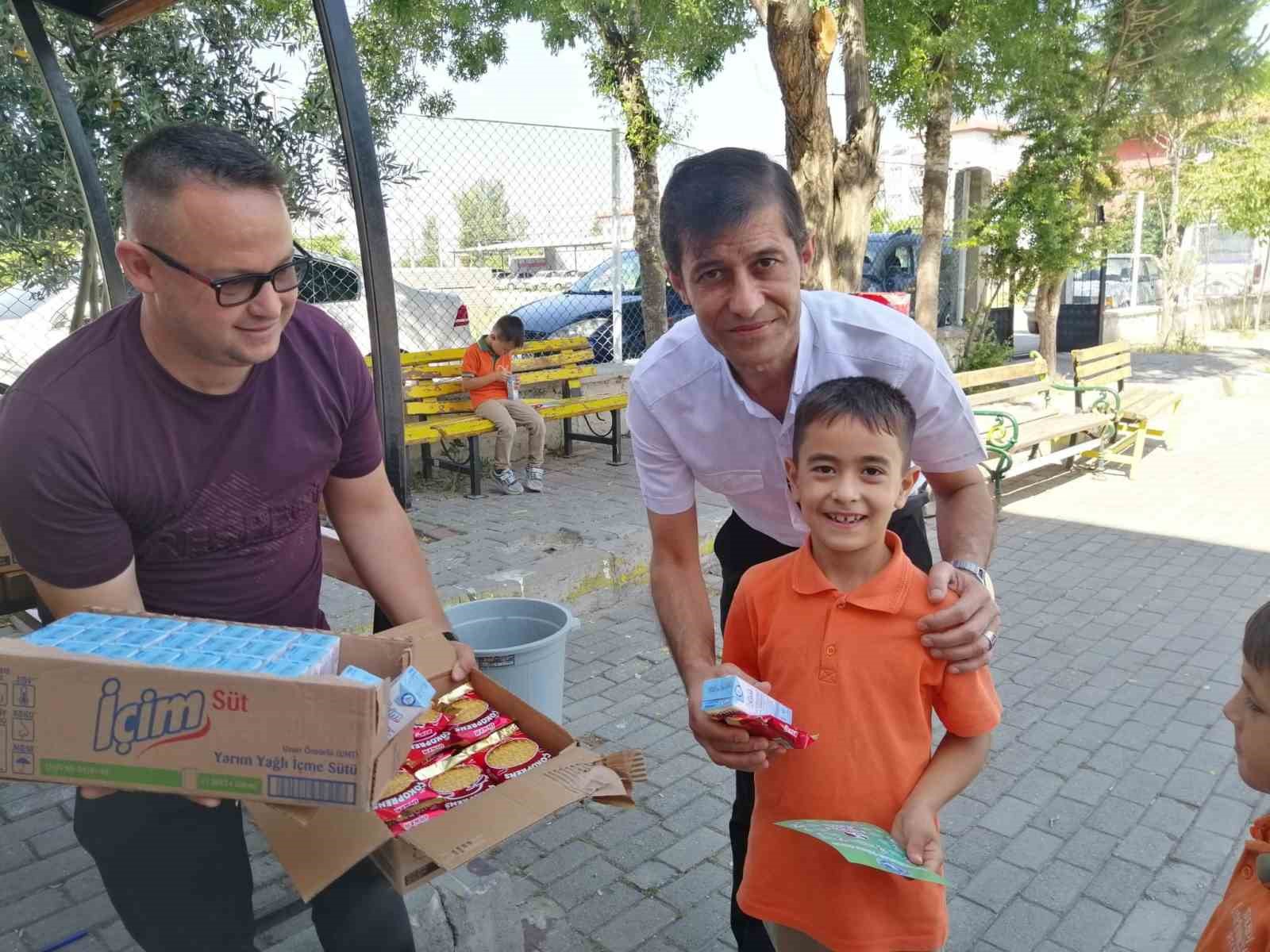 dunya-sut-gununde-ogrencilere-sut-dagitildi