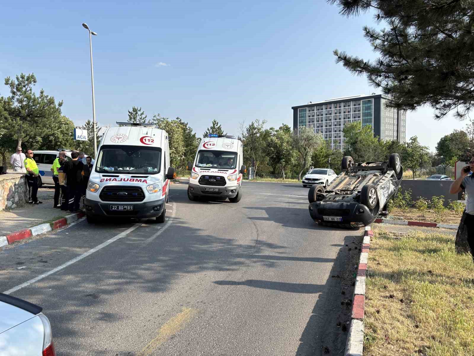 edirnede-iki-otomobil-carpisti-biri-takla-atti-2-surucu-yaralandi