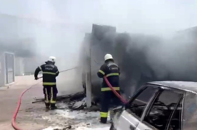 galatasaray-konteyner-kentte-yangin-5-konteyner-ile-1-arac-yandi