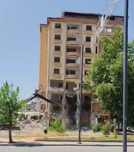gaziantepte-agir-hasarli-bina-kontrollu-sekilde-yikildi