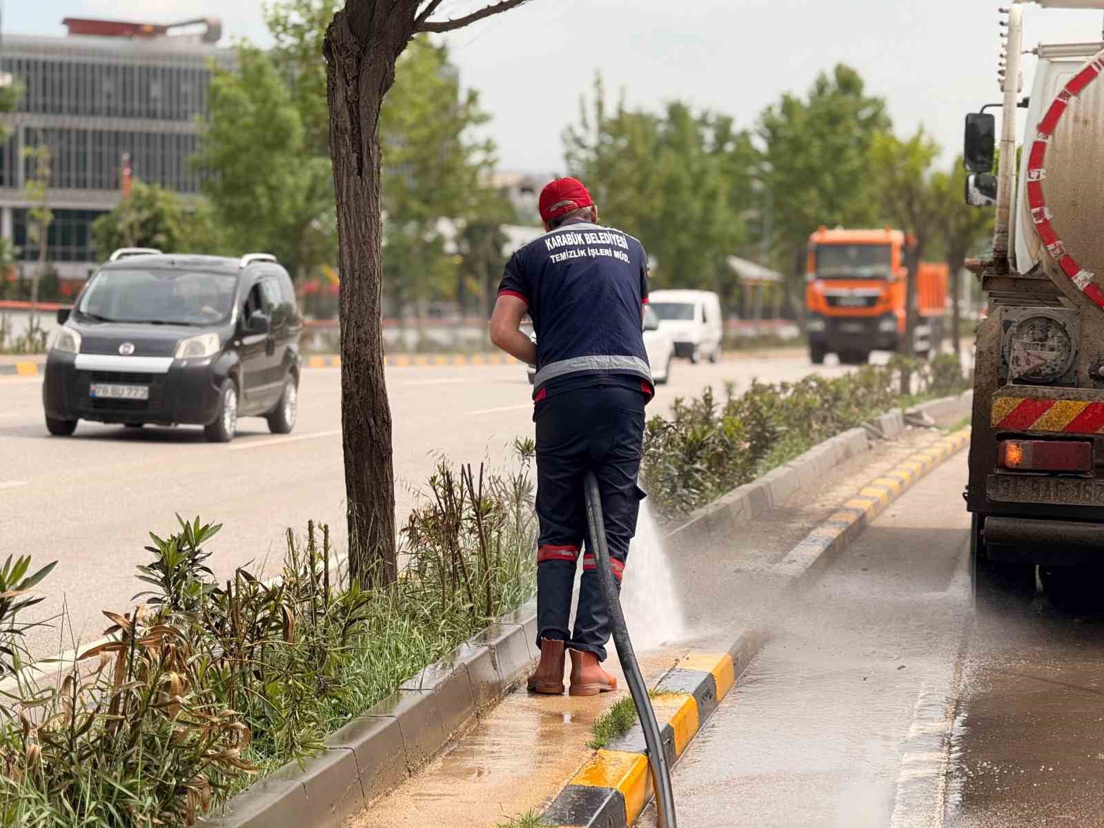 karabuk-belediyesi-sehir-genelinde-temizligi-kesintisiz-surduruyor