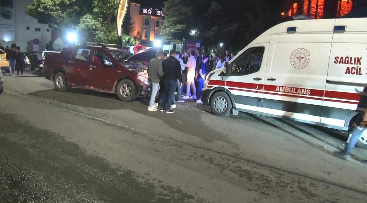 karsta-4-aracli-zincirleme-trafik-kazasi-4-yarali