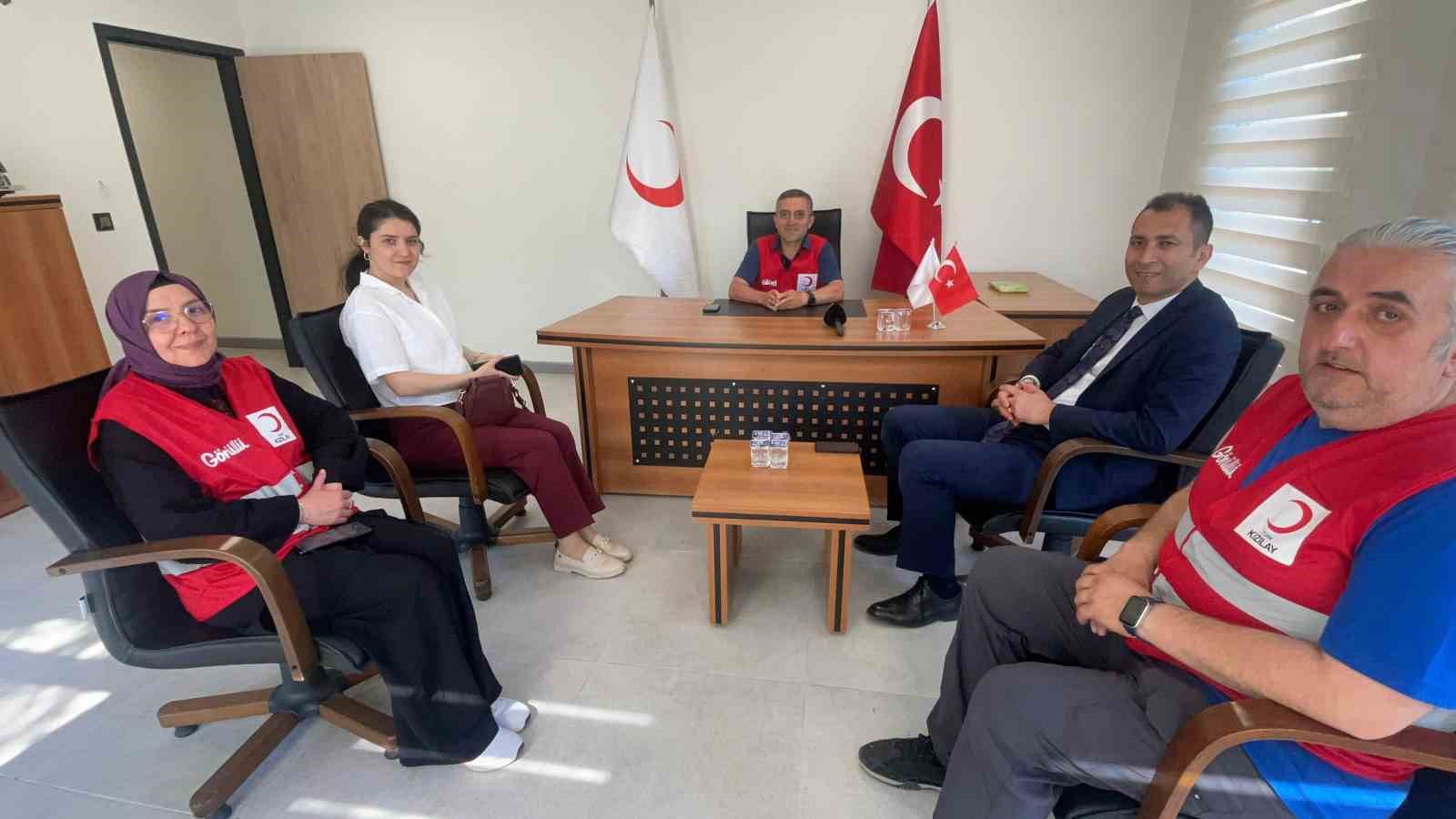 kizilay-baskani-yalcina-hayirli-olsun-ziyareti