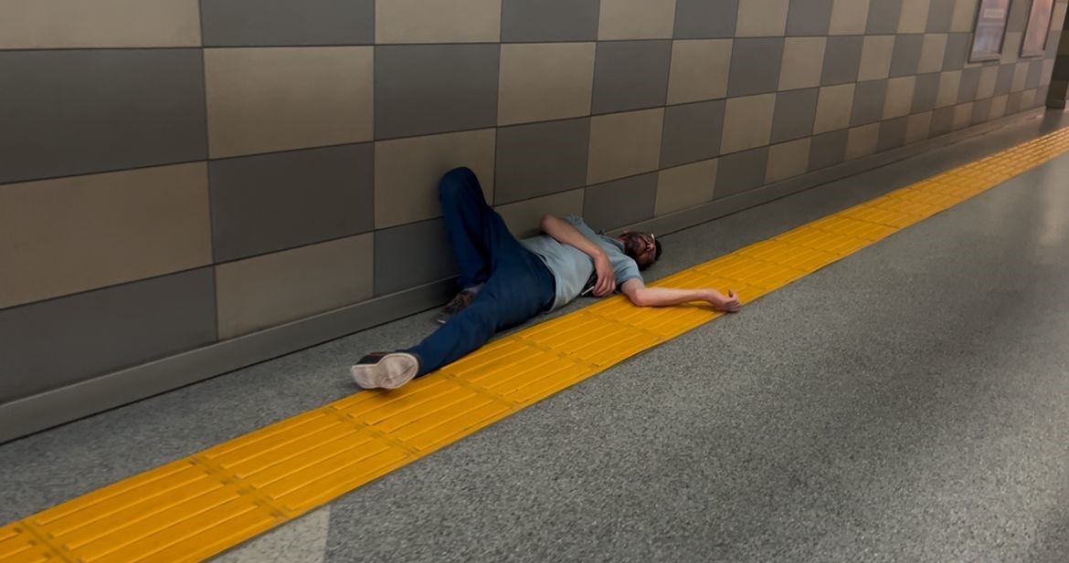 metro-istasyonunda-sizip-kaldi-ben-neredeyim-birakin-yatayim-dedi
