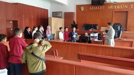 ogrenciler-durusma-salonunda-hukuk-ve-adalet-dersi-yapti
