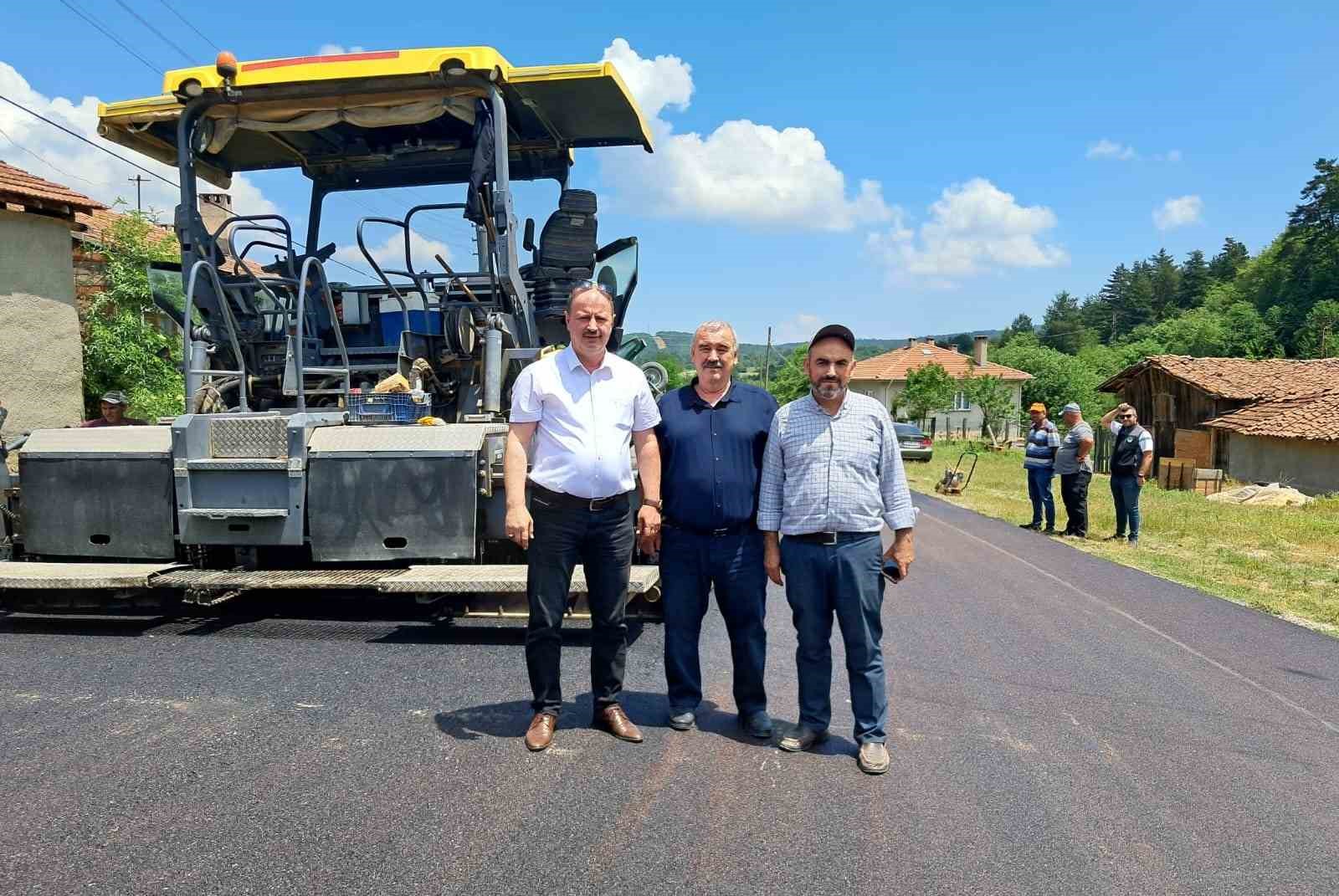 pazaryerinde-koy-yollari-sicak-asfaltla-bulusuyor