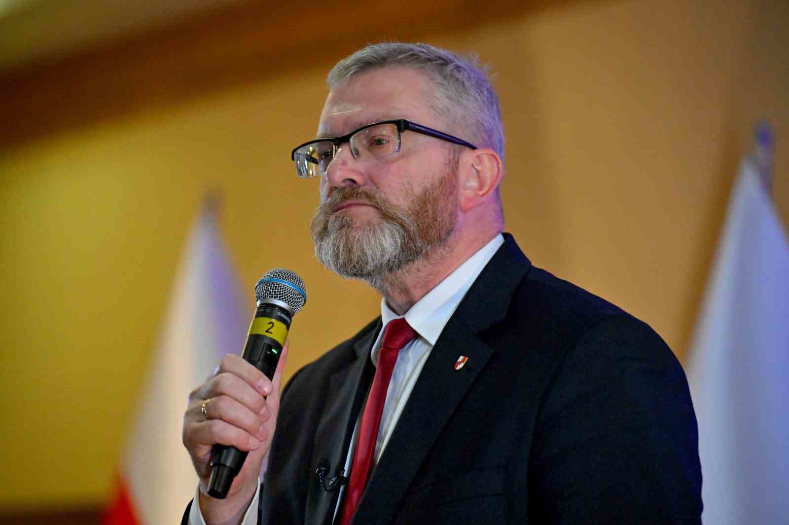 polonyali-milletvekili-braun-parlamentodaki-lgbt-konulu-sergiyi-kaldirdi-kamusal-rezaleti-onluyorum