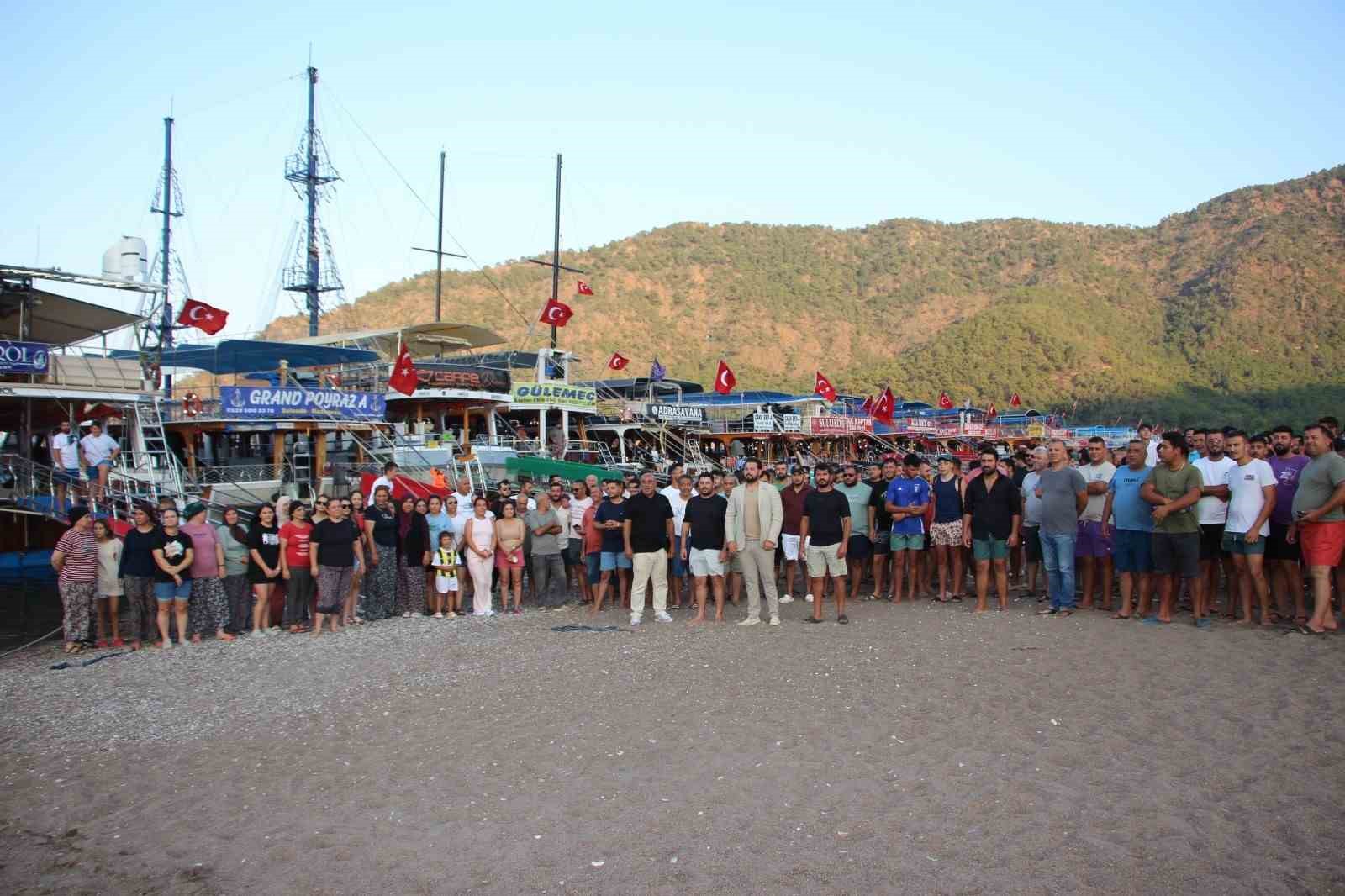 sahile-yanasamayan-tur-tekneleri-kornali-eylem-yapti