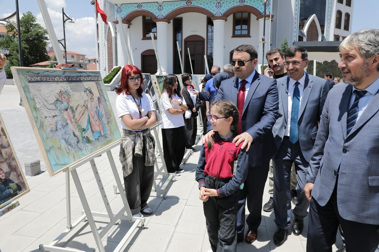 sesin-ve-rengin-yolculugu-resim-sergisi-valilik-onunde-acildi