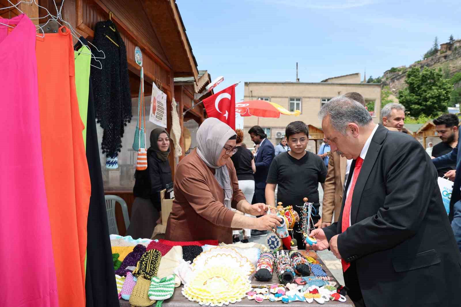 talasta-bu-pazar-maharetli-eller-var