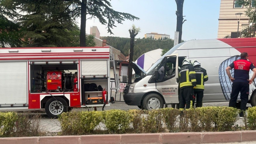 tavsanlida-seyir-halindeki-minibus-alev-aldi