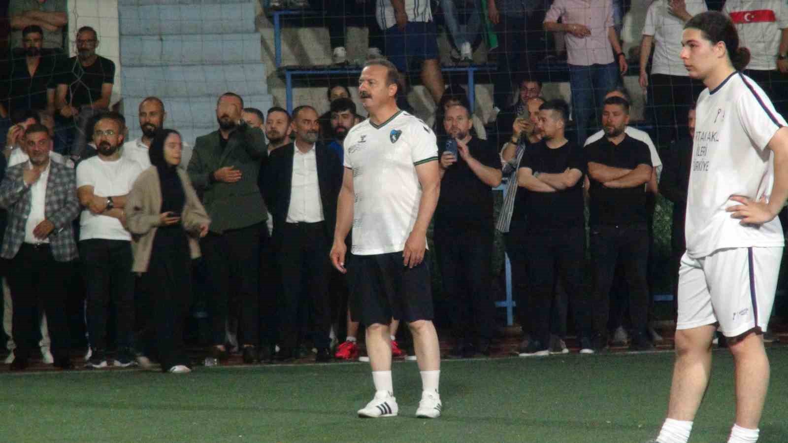 agiralioglu-hali-sahada-mac-yapti-ortaya-renkli-goruntuler-cikti