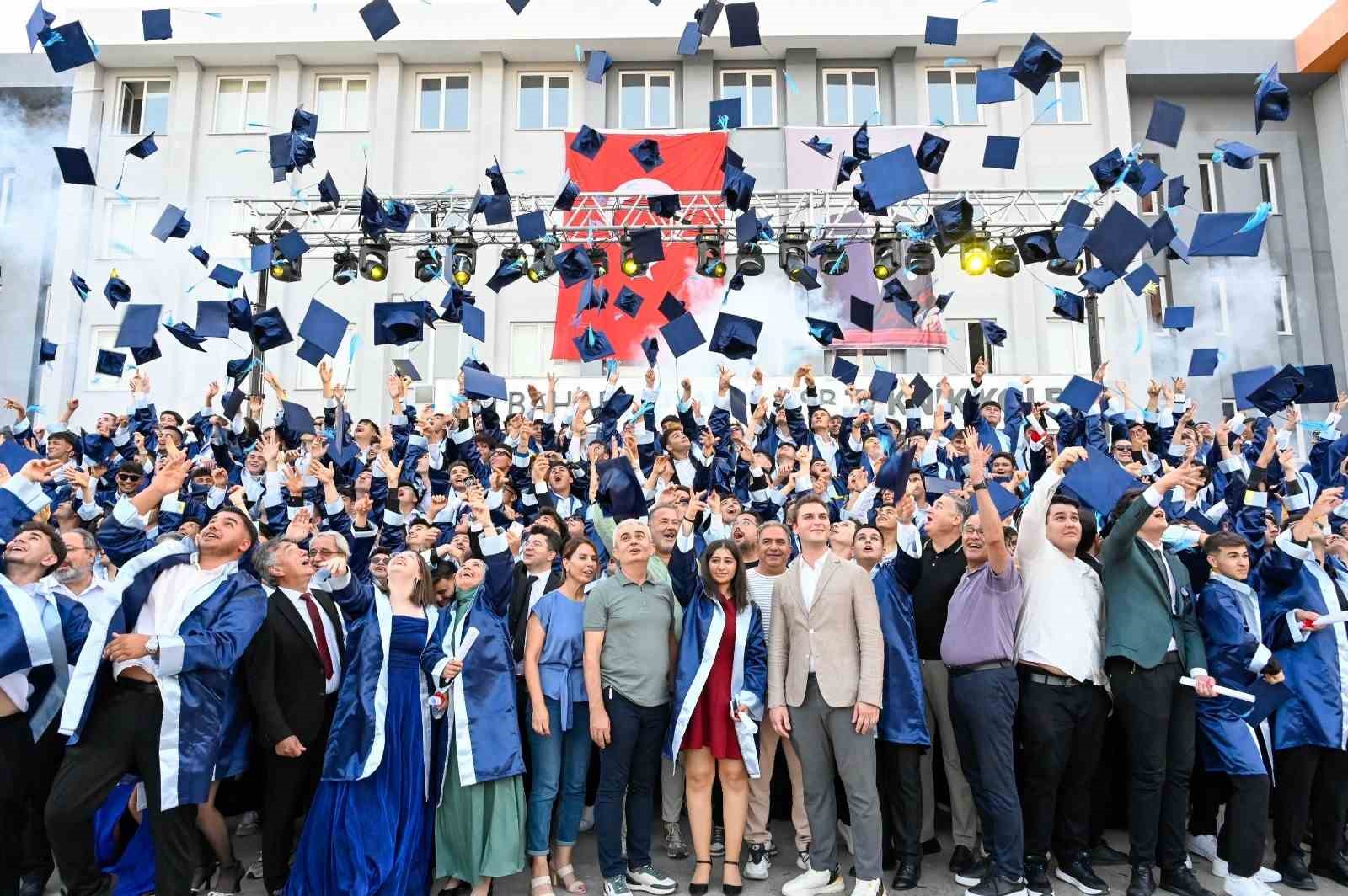 ali-bahar-aosb-teknik-kolejinde-ilk-mezuniyet-coskusu-254-ogrenci-kep-atti