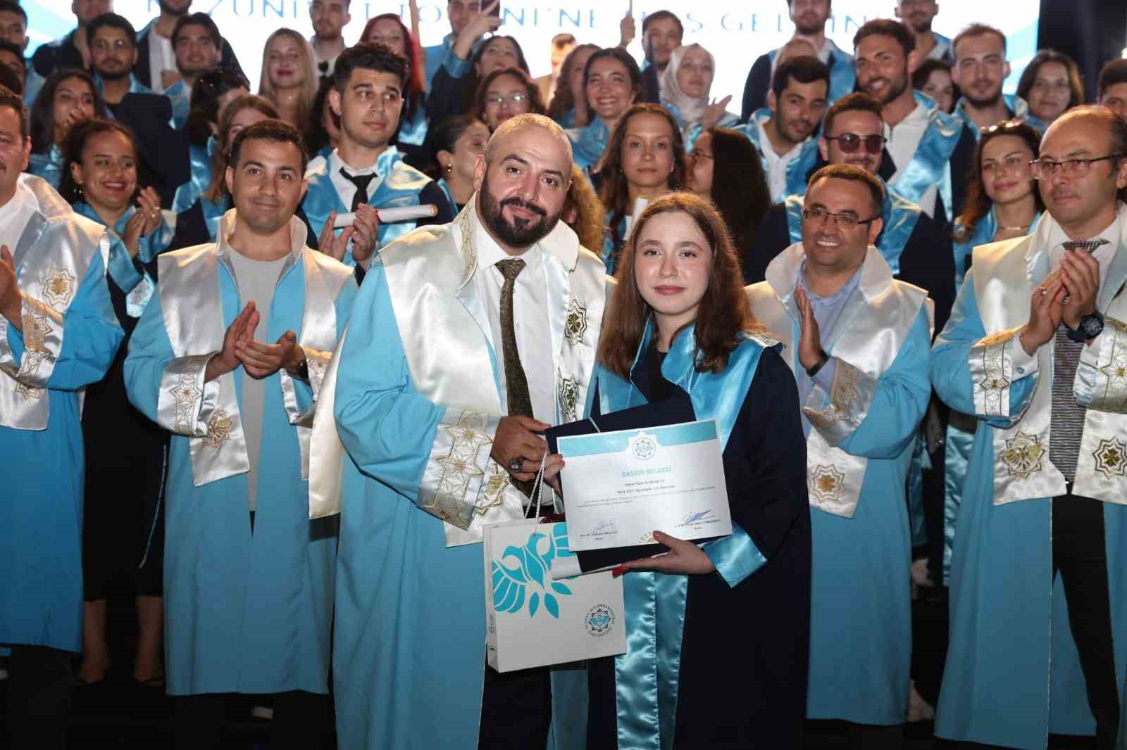 alkunun-10-yilinda-mezuniyet-coskusu