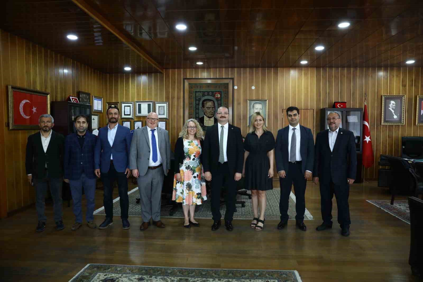 amerikan-dil-kosesinin-konugu-abd-egitim-atasesi-silver-oldu