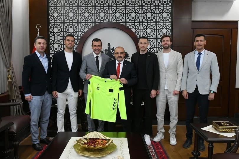 balikesirli-super-lig-hakemleri-ve-gozlemciler-vali-ustaoglunu-ziyaret-etti