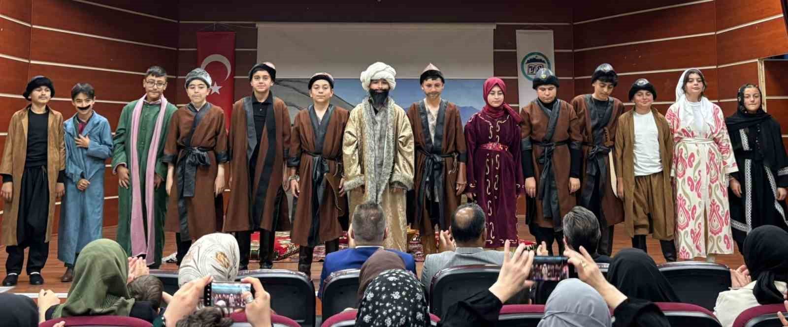 bayburtta-ogrenciler-dede-korkutun-hikayelerini-canlandirmaya-devam-ediyor