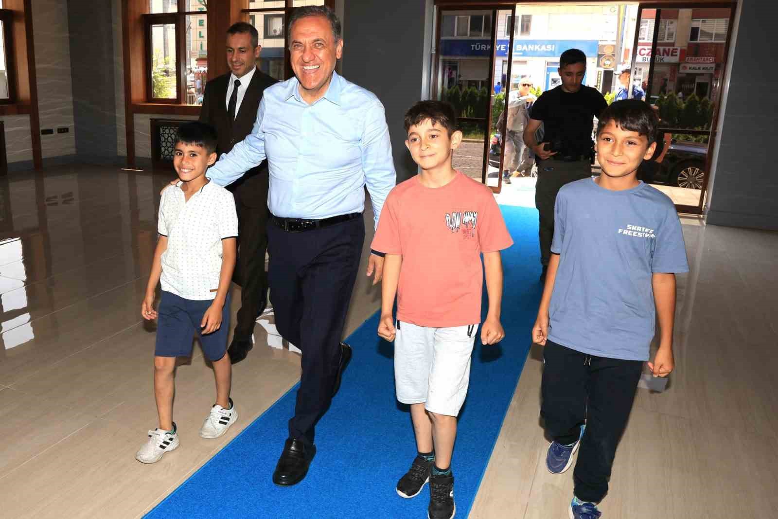 bingol-valisi-usta-cocuklari-makam-arabasina-aldi-makaminda-agirladi