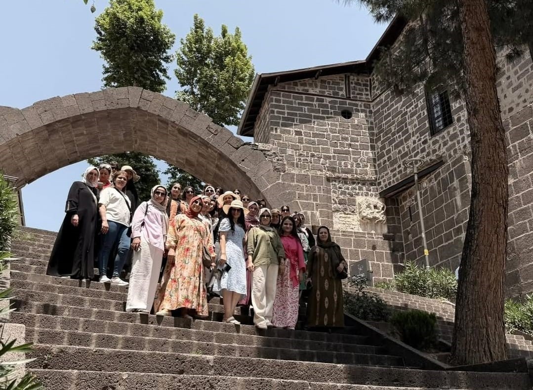 cizreli-kadinlar-diyarbakir-ve-mardinin-tarihi-ve-turistik-yerlerini-gezdi
