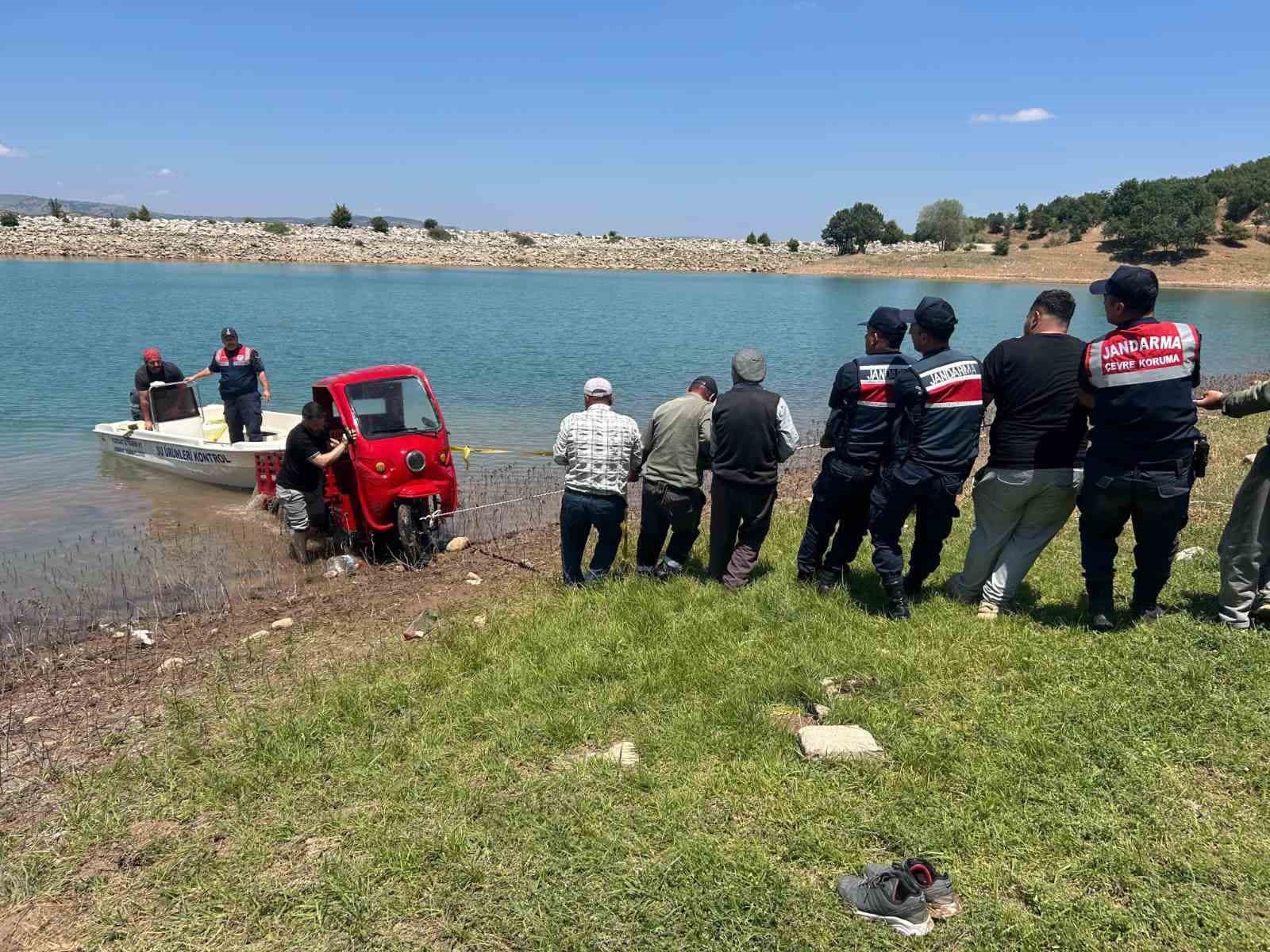 elektrikli-bisikleti-baraja-dusen-vatandasa-jandarma-yardimci-oldu