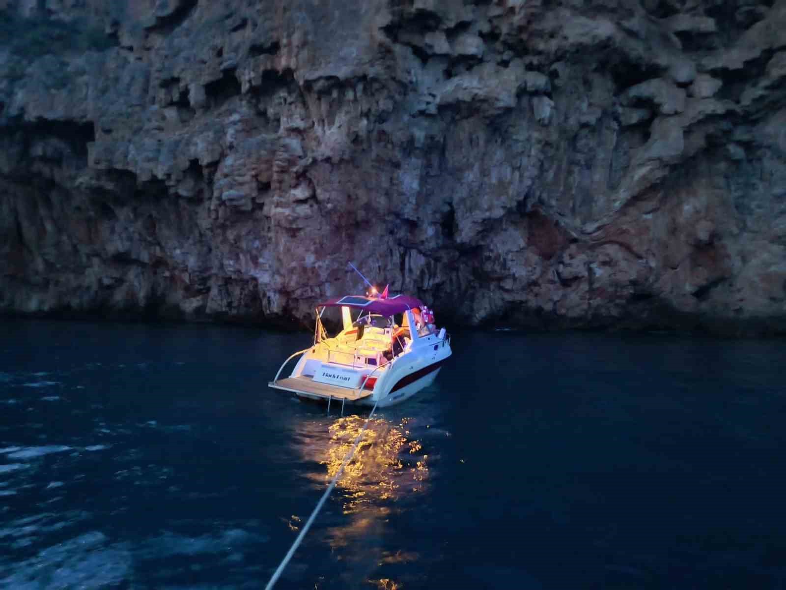 falezlere-dogru-suruklenen-tekne-son-anda-kurtarildi