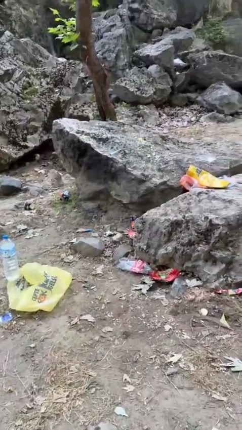 herkesin-gelip-gormek-istedigi-selaleyi-copluge-cevirdiler