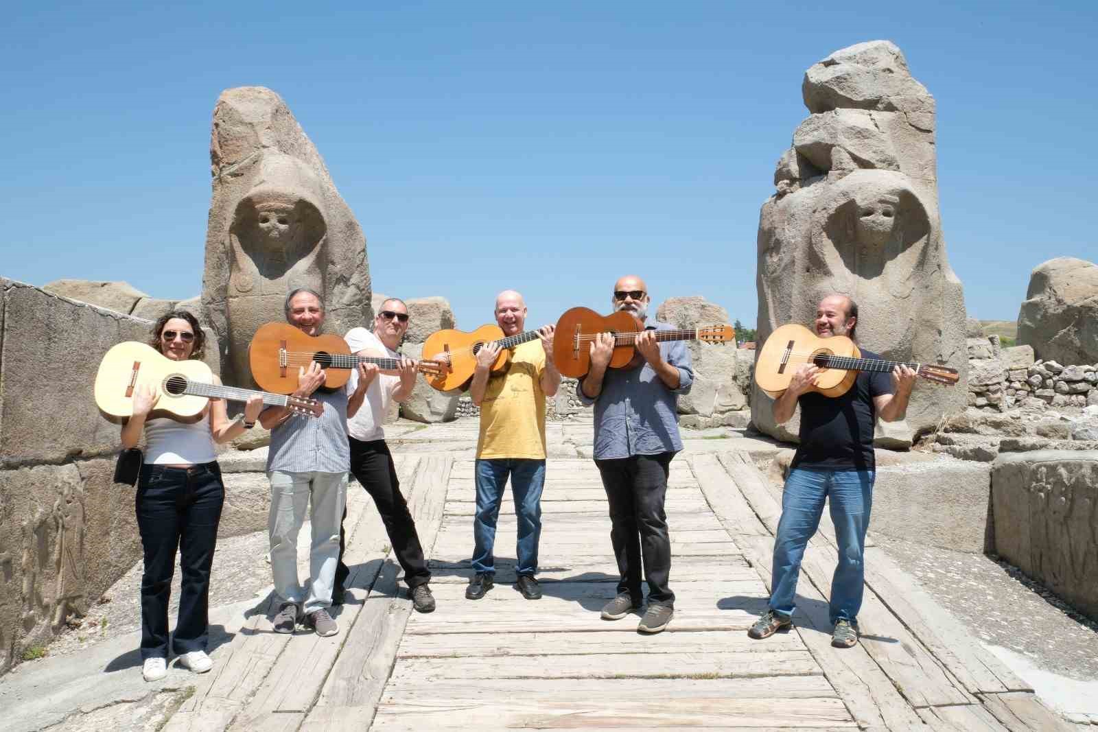 hititlerin-merkezinde-gitar-ezgileri