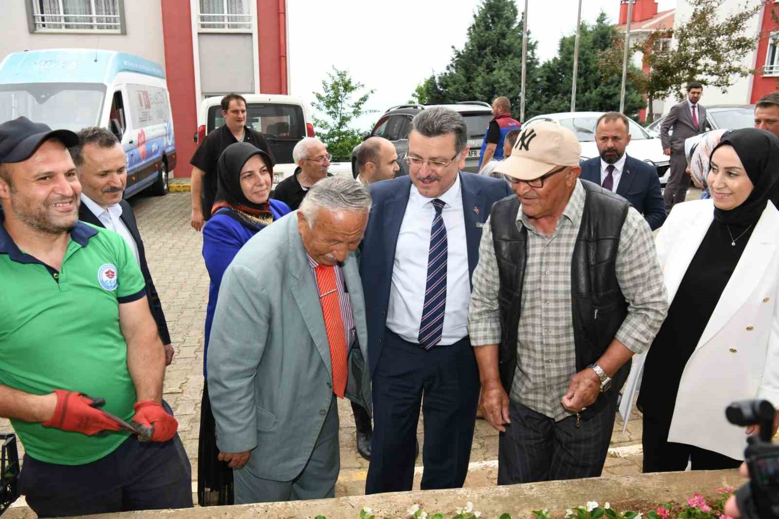 huzurevindeki-yasli-babalari-unutmadi