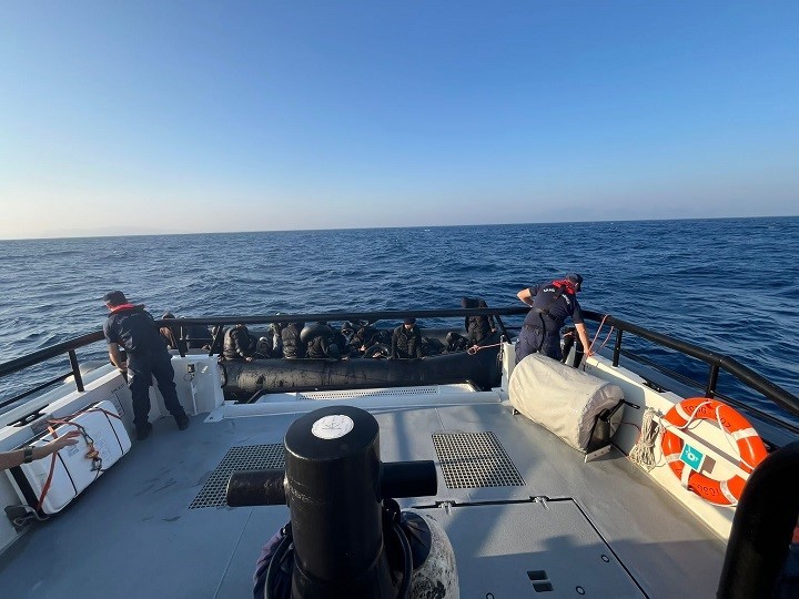 izmir-aciklarinda-suruklenen-bottaki-41-gocmen-kurtarildi