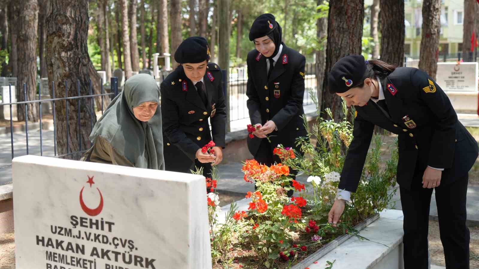 jandarma-teskilatinin-186-kurulus-yil-donumunde-sehit-mezarlarina-karanfil-birakildi