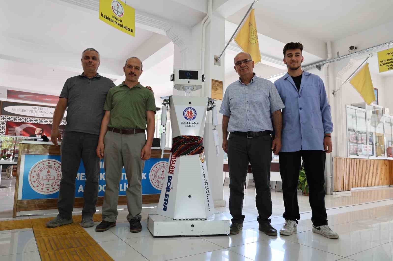kirsehirli-ogrencilerden-mihmandar-robot-ahibot-okula-gelenleri-karsiliyor