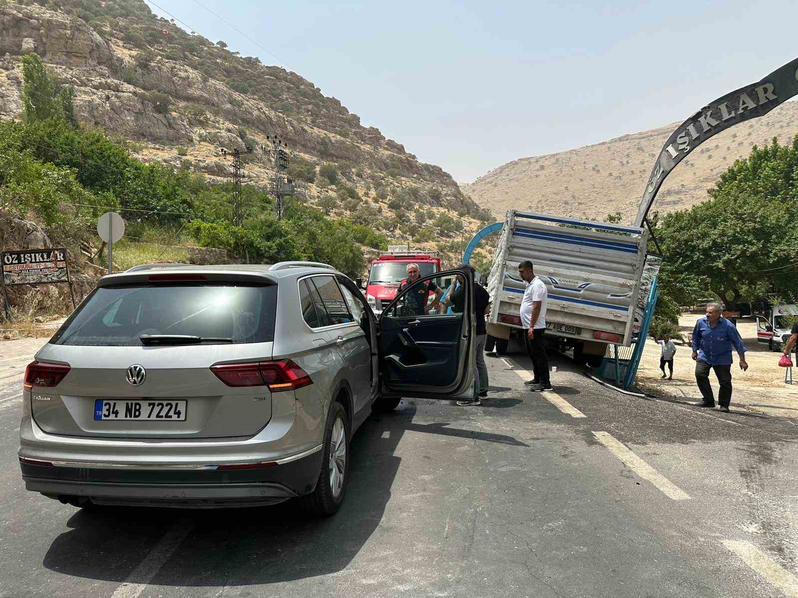 mardinde-suv-ile-kamyonet-carpisti-6-yarali