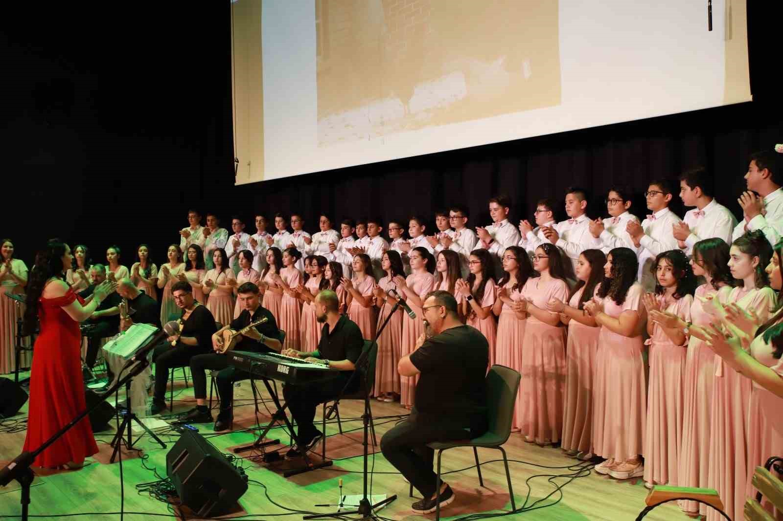 nigdede-siir-ve-muzik-dolu-aksam-bir-nefes-siir-bir-ezgi-muzik-programi-yogun-ilgi-gordu
