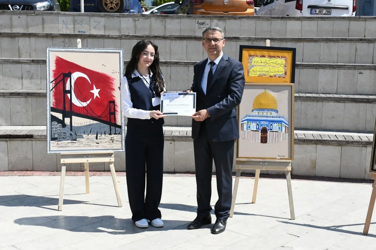 ogrenciler-tarafindan-yapilan-resimler-sergilendi