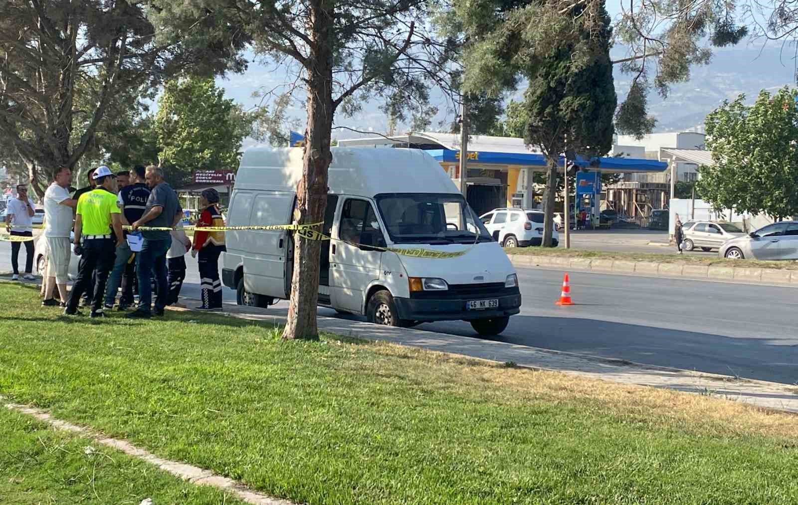 park-halindeki-minibuste-ceset-bulundu