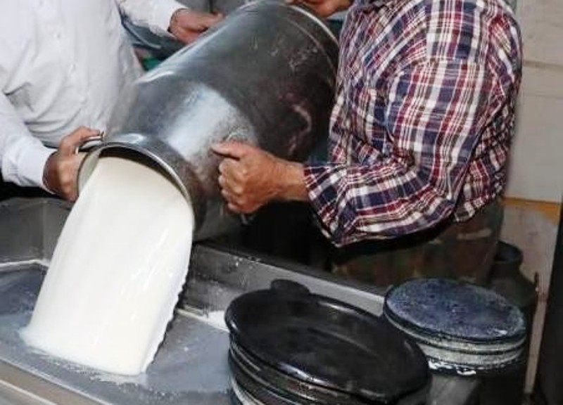 ticari-sut-isletmelerince-981-bin-10-ton-inek-sutu-toplandi