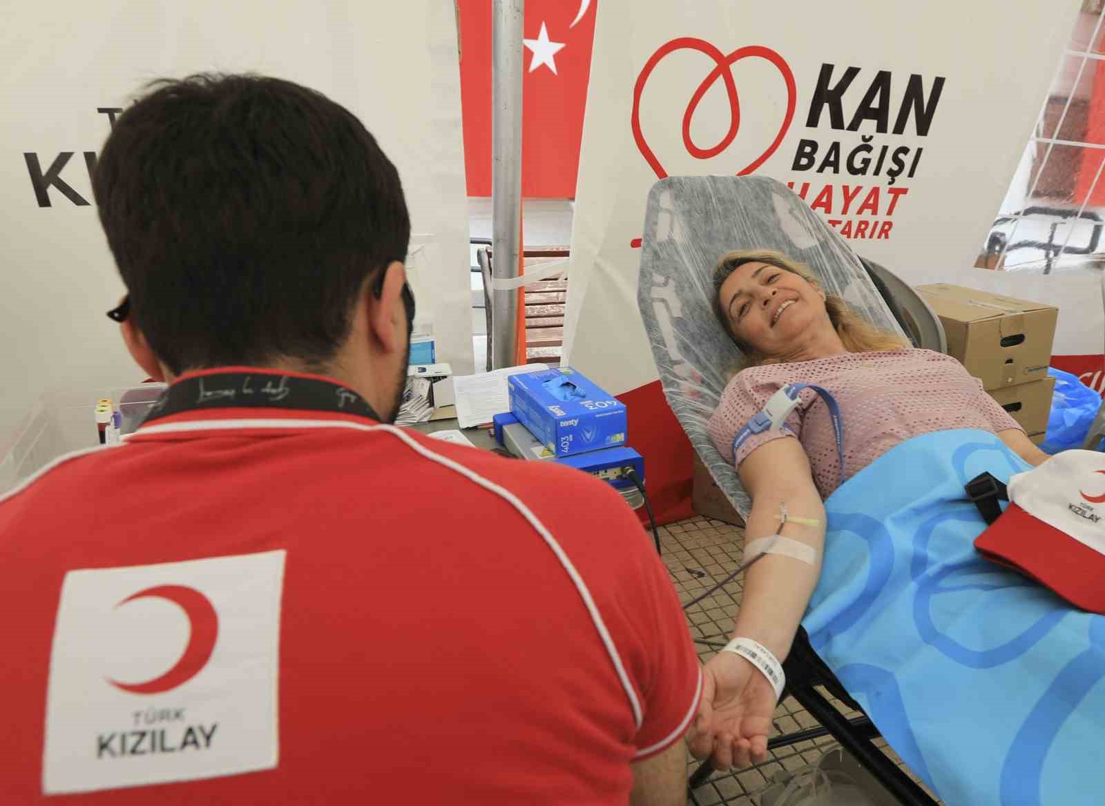 turk-kizilay-gonullu-kan-bagiscisinda-dunya-3uncusu