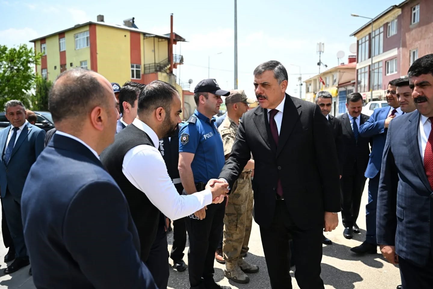 vali-ciftciden-koprukoy-cikarmasi