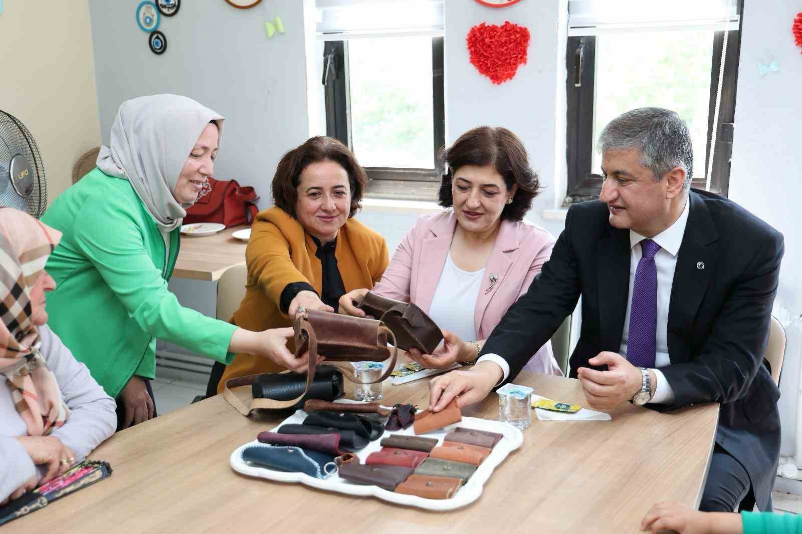 vali-yavuz-aile-destek-merkezinde-kadinlarla-bulustu