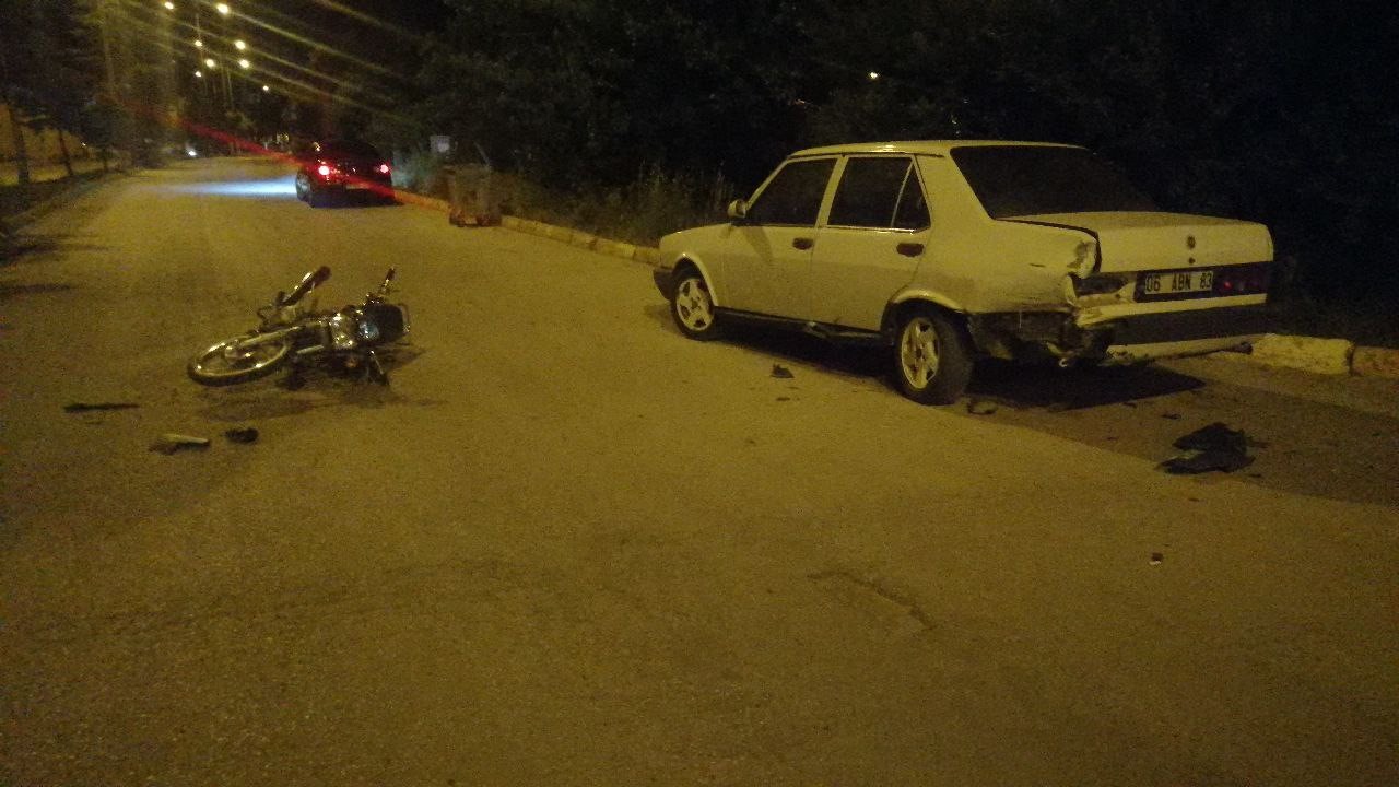 yalvacta-park-halindeki-araca-carpan-17-yasindaki-motosiklet-surucusu-agir-yaralandi