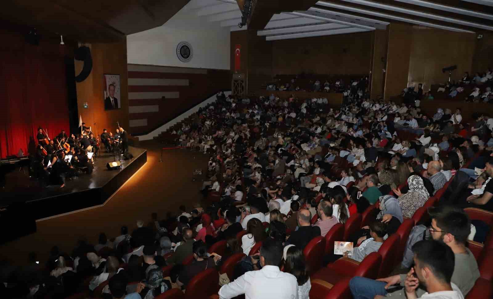 ataturk-universitesi-oda-orkestrasi-ilk-konseriyle-sanatseverleri-buyuledi